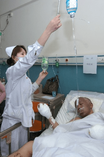 護士正在護理25歲的傷者李曉東。新華社