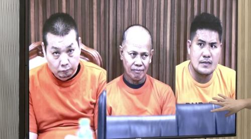 菲警公開涉綁架撕票案的三名被捕嫌犯，左一為楊建民。