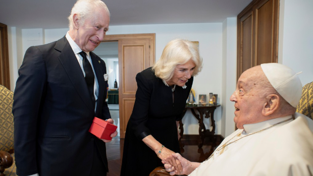 英王查理斯三世夫婦4月9日才剛到訪梵蒂岡，與教宗方濟各會晤。