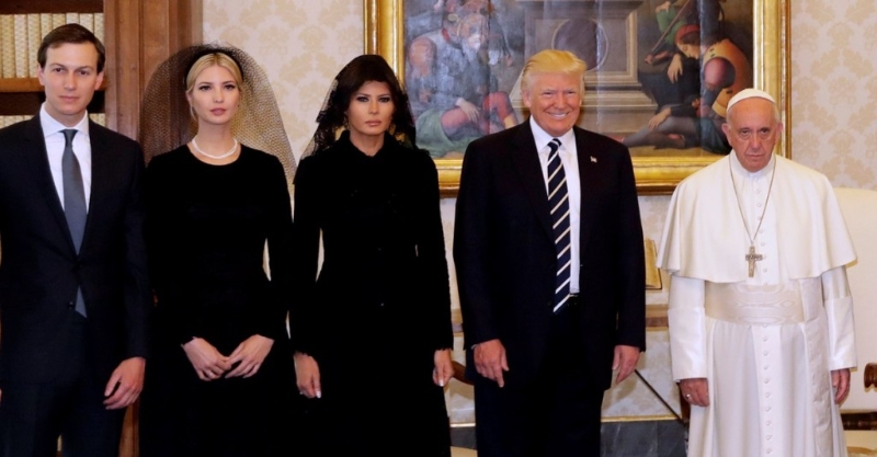 特朗普與梅拉尼婭及女兒伊萬卡、女婿庫什納，2017年拜訪教宗方濟各。