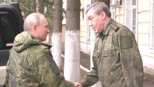 俄羅斯總統普京（左）和俄羅斯武裝力量總參謀長格拉西莫夫在庫爾斯克地區一個指揮中心握手。