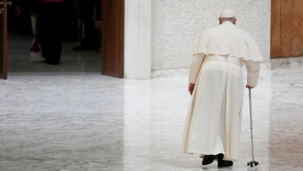 教宗方濟各在梵蒂岡保祿六世大廳會見圣母大殿“耶穌誕生實境劇”的表演者后離場 教宗方濟各在梵蒂岡保祿六世大廳會見圣母大殿“耶穌誕生實境劇”的表演者后離場
