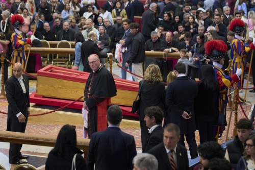 在葬禮上，大部分禮拜儀式都是使用拉丁文進行