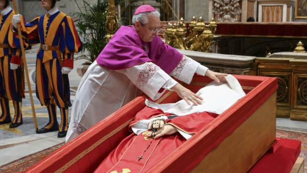 教宗靈柩已封棺。