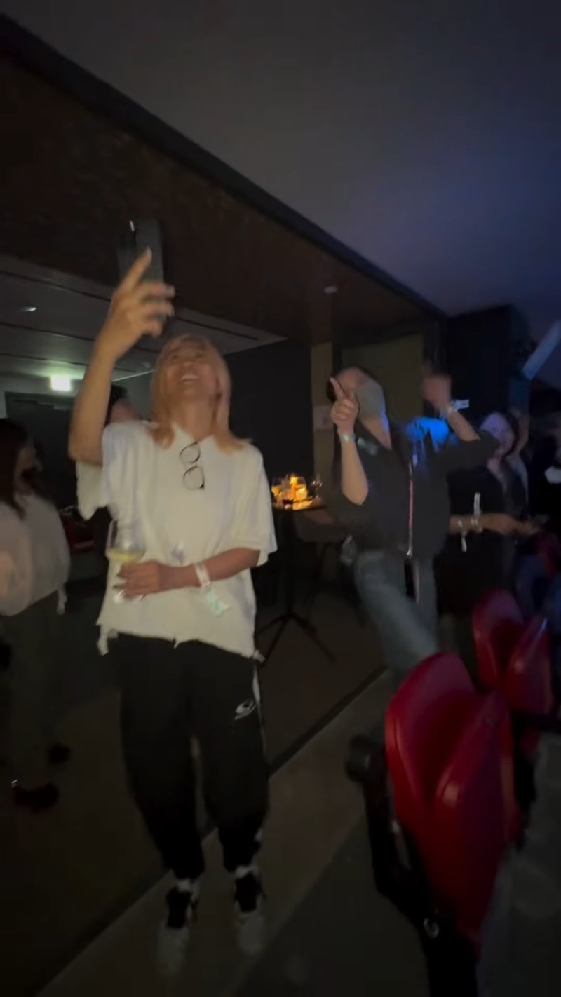 王菲聽到訂情歌《玉蝴蝶》，全程冧爆地跳舞