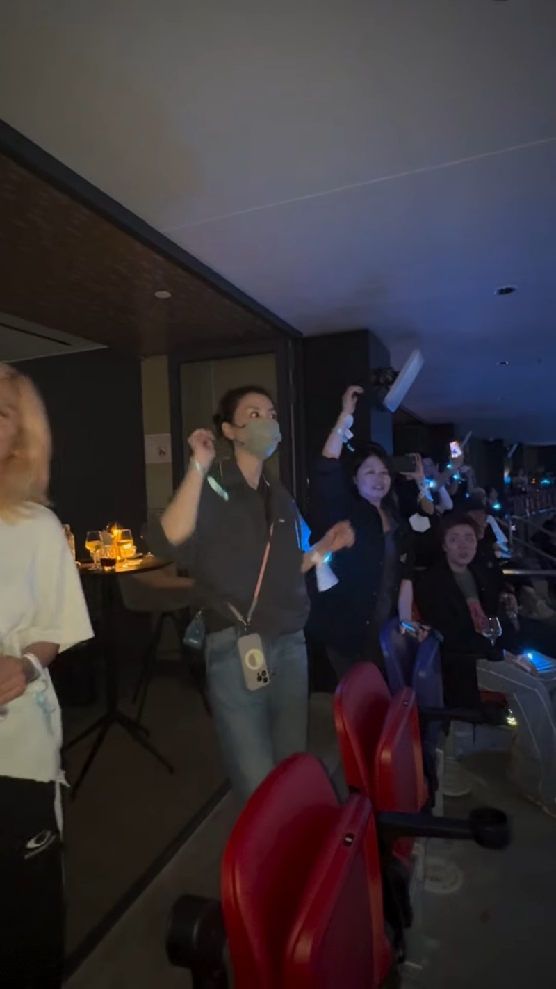 王菲聽到訂情歌《玉蝴蝶》，全程冧爆地跳舞。