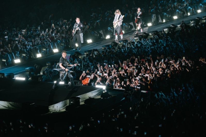 謝霆鋒在延伸臺表演，歌迷近距見到偶像表現興奮。