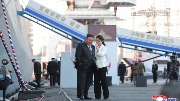 金正恩攜愛女出席驅逐艦下水禮。