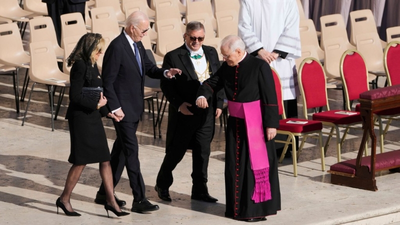 美國前總統拜登與妻子吉爾抵達圣伯多祿廣場。