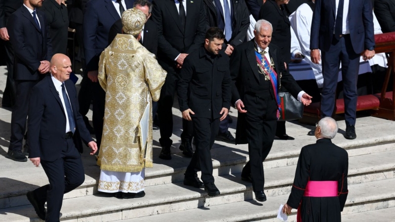 烏克蘭總統澤連斯基步入圣伯多祿得廣場時