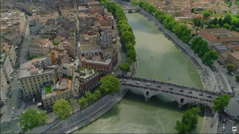 車隊經過臺伯河。