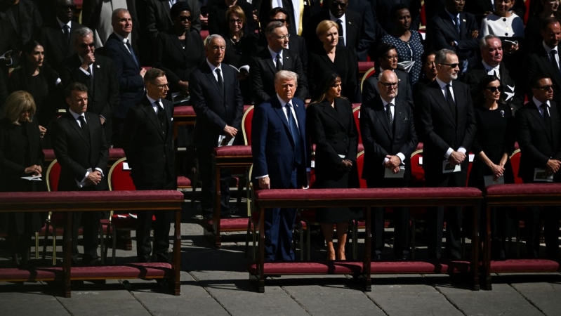 教宗方濟各葬禮上的特朗普夫婦。 路透社