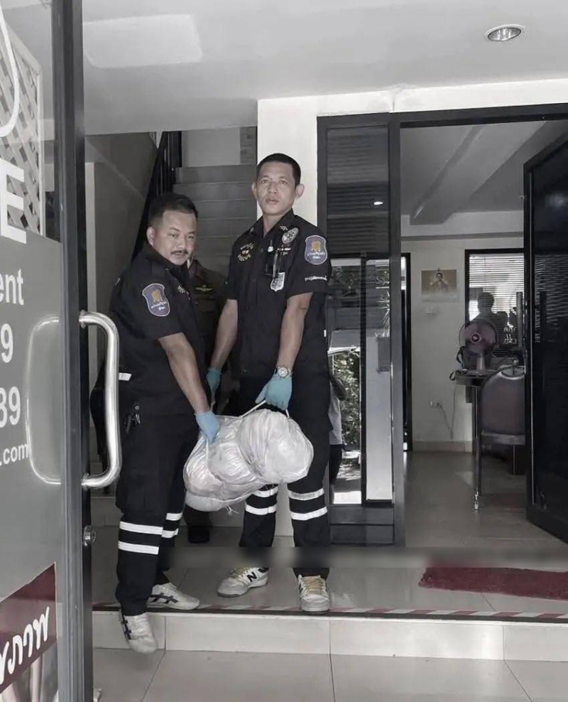 警方將死者遺體抬離。FB:園區實錄