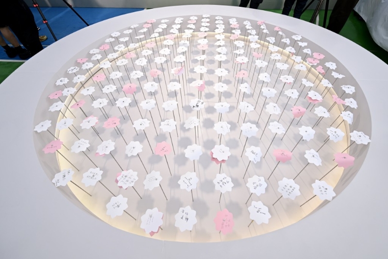 李兆基設靈，大型帳篷悼念區內有花池，載有不同人士留下的致意。