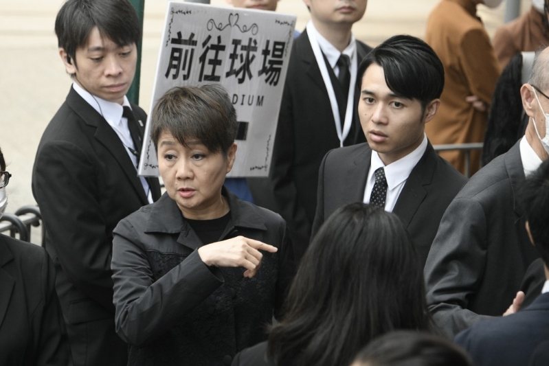 已故賭王何鴻燊四太梁安琪，及其長子何猷亨。（陳浩元攝）