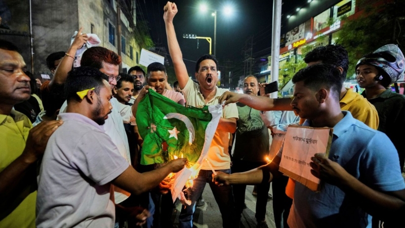 印度古瓦哈提民眾焚燒巴基斯坦國旗，抗議武裝分子殺害游客。 美聯社