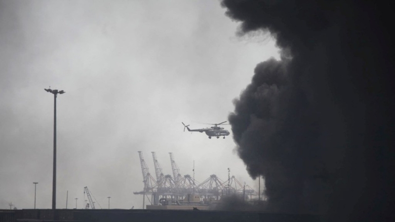 伊朗南部阿巴斯港發生重大爆炸，現場不斷冒出濃密的黑煙。