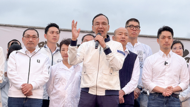 國民黨26日在凱道舉行 “反綠、戰獨裁，凱道一起站出來！”活動，黨主席朱立倫上臺致詞。