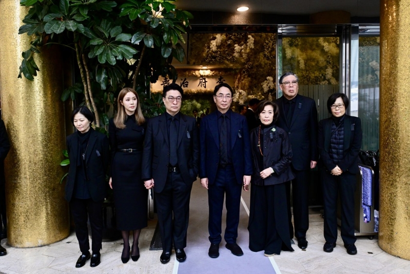 李兆基家人在香港殯儀館外見傳媒。 劉駿軒攝