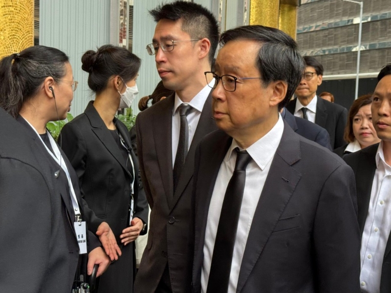 新地執行董事郭基煇、副董事總經理雷霆到場。