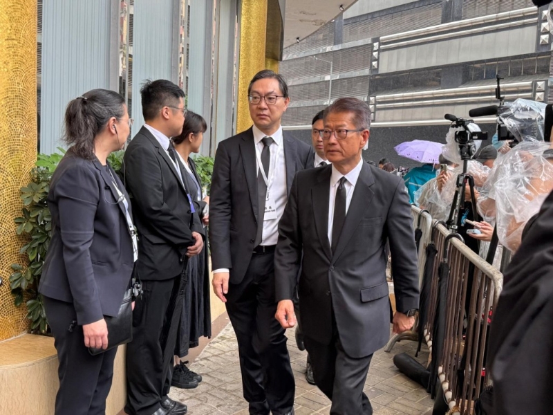 財政司司長陳茂波（右）。