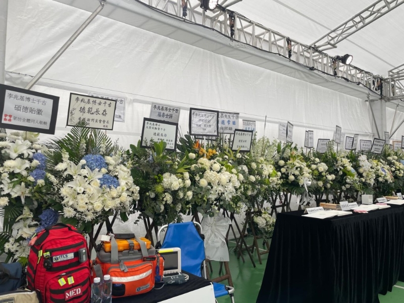 各界人士贈送的花牌。