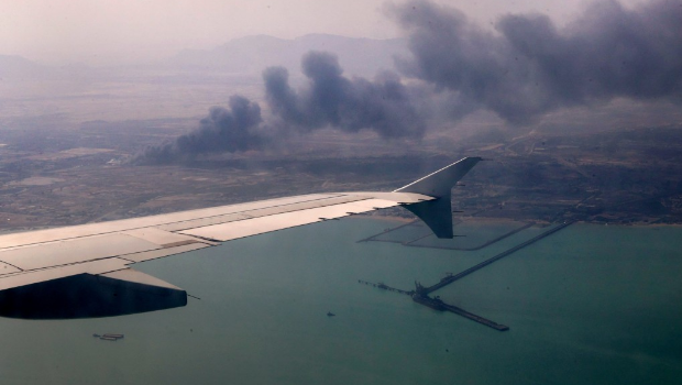 爆炸現場仍冒出滾滾黑煙，飄向海面。