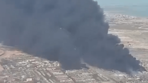 濃濃黑煙直沖天際。