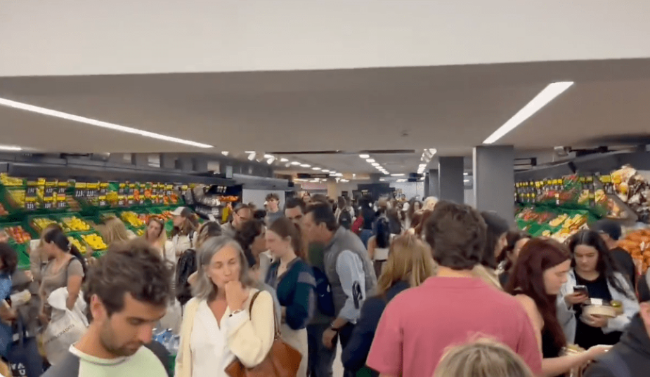 由于擔心電力未能在短時間內恢復，不少民眾涌到超級市場爭相購買日常物資。 X@joseletemuniz.png