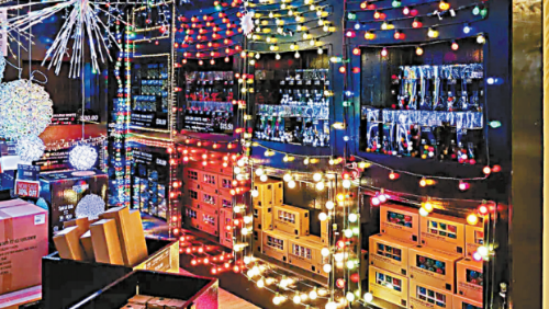 特朗普對中國實施高達145%關稅，許多企業被迫暫停訂單，預期圣誕商品將短缺及價格飆升。