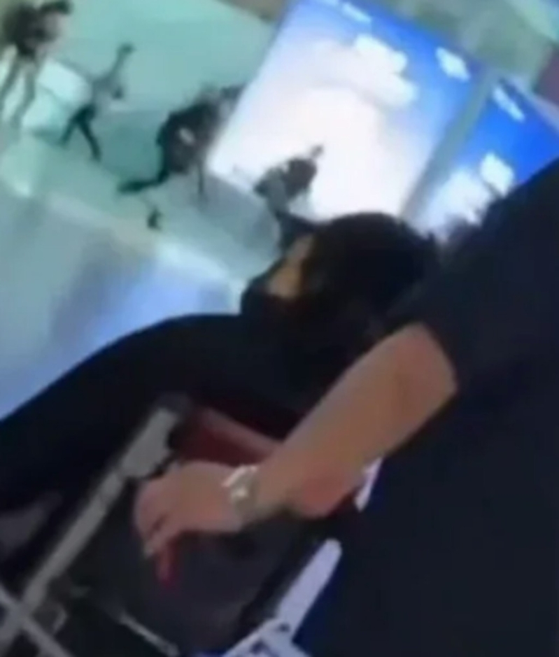 坐輪椅現身機場