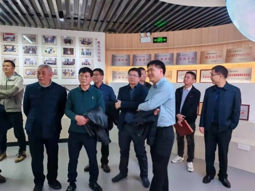 郭從愿長子郭榮賢（中）也熱心僑務。