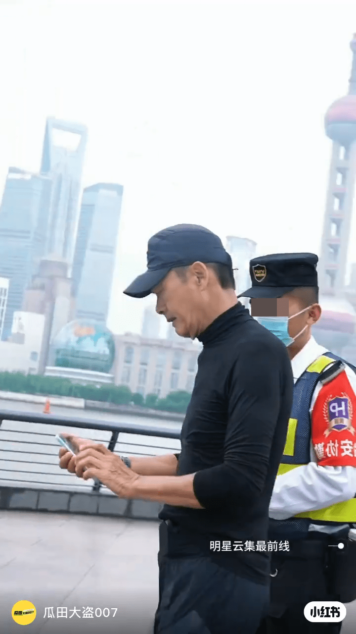 近日有影片流出，見到周潤發于上海練跑，于外灘遇上粉絲要求合照。.png