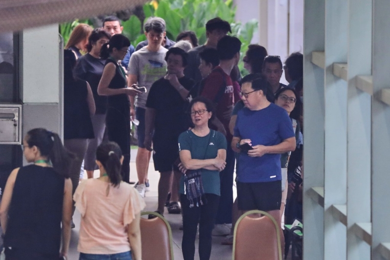 新加坡民眾在票站外排隊投票。