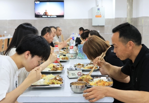 政府食堂深受民眾歡迎。中新社