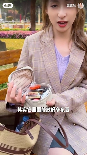 龔嘉欣拍了一段開箱片，原來她的包包乜都有，似足百寶袋。
