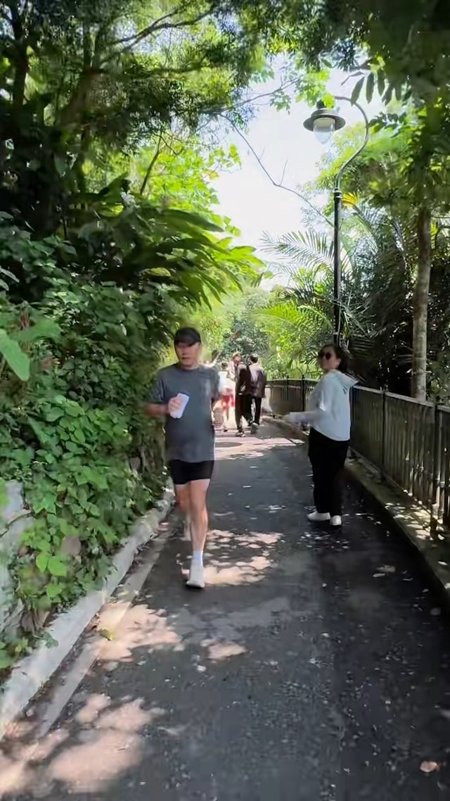 最近，有網民在小紅書上發布了一段在太平山巧遇梁朝偉獨自一人跑步的影片。