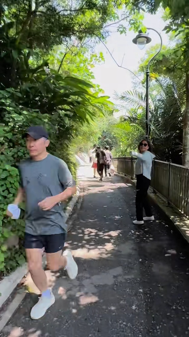 影片發布后有不少網民留意到梁朝偉的肚子微微隆起，疑似是啤酒肚，紛紛笑稱“男神也難逃中年發?！?，亦有網民認為橫向線條應是運動腰包輪廓，并非肚腩。