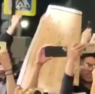 彩排期間，有中國留學生舉起有人舉起1945年8月10日出版的《新華日報》號外。 《環球時報》