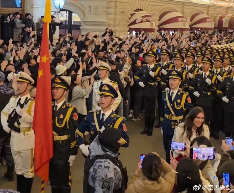 解放軍儀仗隊參與莫斯科閱兵彩排。 微博@空天礪劍