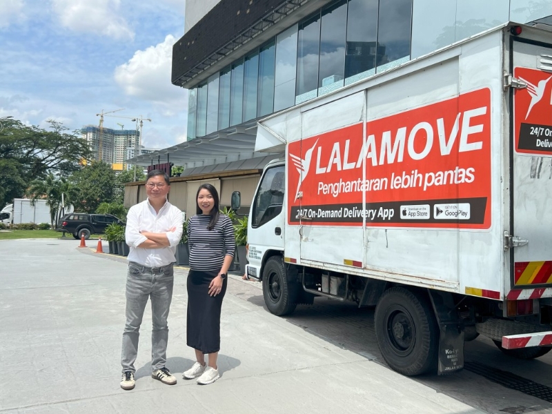 Lalamove首席運營官盧家培（左）說馬來西亞業務在開業兩三年已收支平衡，旁為Lalamove馬來西亞董事總經理鄭欣盈。.jpeg