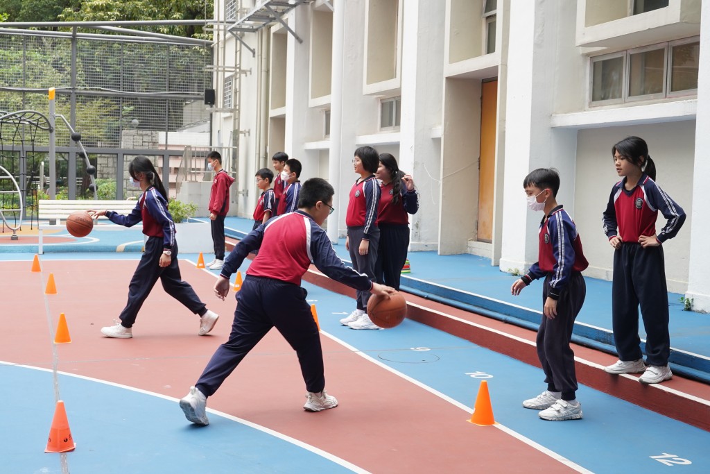 香港教育局將為每間參與學校每學年提供總額上限達19萬元的津貼。 香港教育局將為每間參與學校每學年提供總額上限達19萬元的津貼。