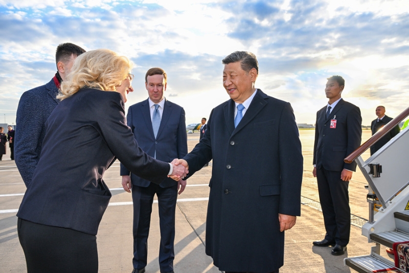 當地時間5月7日晚，國家主席習近平乘專機抵達莫斯科，應俄羅斯總統普京邀請，對俄羅斯進行國事訪問并出席紀念蘇聯偉大衛國戰爭勝利80周年慶典。習近平抵達莫斯科伏努科沃專機機場時，俄羅斯副總理戈利科娃等政府高級官員熱情迎接。新華社