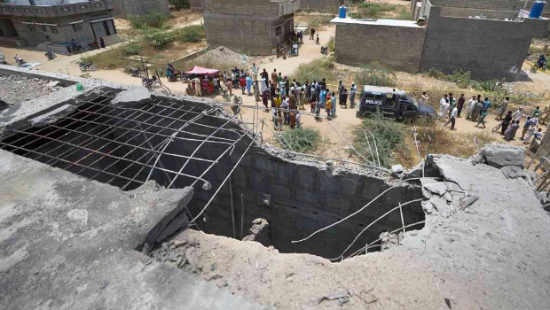 疑似遭印度無人機攻擊而受損的住宅屋頂 疑似遭印度無人機攻擊而受損的住宅屋頂