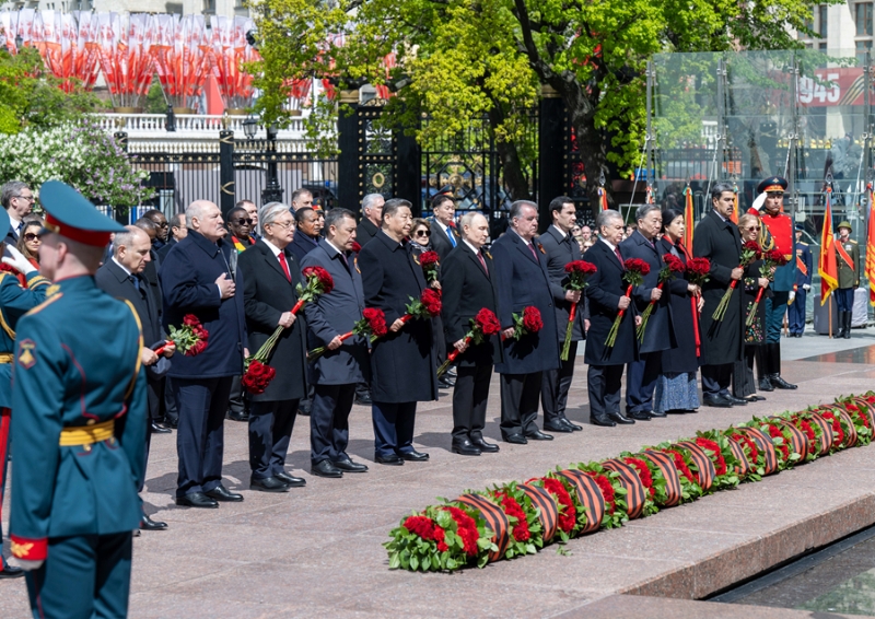 習近平同其他國家領導人一起從紅場來到亞歷山大花園，向無名烈士墓獻花，并肅立默哀、