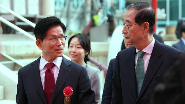 原總統候選人金文洙（左）將被撤換，由無黨籍總統候選人韓悳洙（右）上陣。