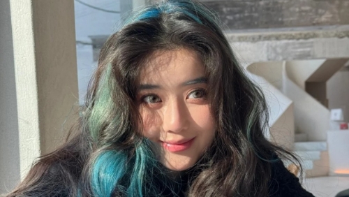 25歲新生代女星李凱馨是星二代，爸爸是新加坡男星俞宏榮，媽媽是新加坡主持人權怡鳳，屬新加坡國籍。