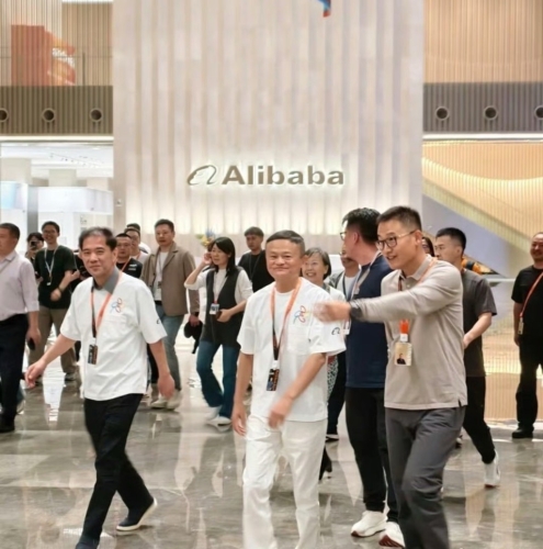 馬云現身阿里集團總部。微博@IT觀察猿