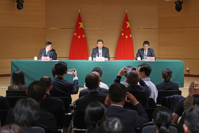 中美經貿高層會談5月10日至11日在瑞士日內瓦舉行。中美經貿中方牽頭人、國務院副總理何立峰當地時間11日晚在出席中方代表團舉行的新聞發布會。新華社