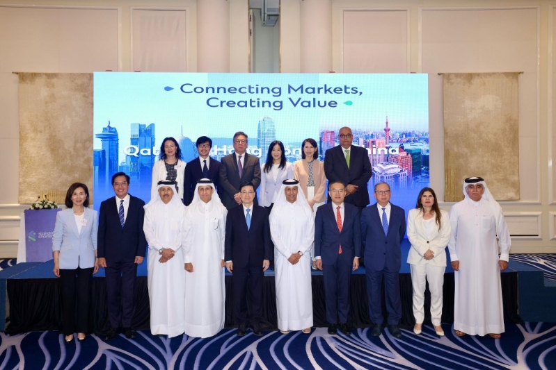 李家超和代表團下午出席了渣打銀行卡塔爾分行舉辦的市場簡介會暨午餐會。 李家超fb